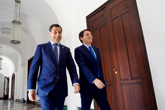El presidente de la Junta, Juanma Moreno (i)), se reúne con el alcalde de Córdoba, José María Bellido (d)., en el Palacio de San Telmo.