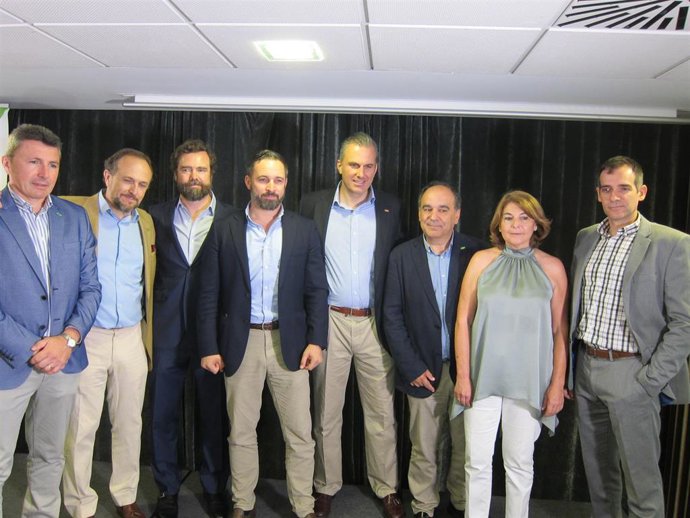 Santiago Abascal junto a su equipo de VOX en rueda de prensa en Murcia
