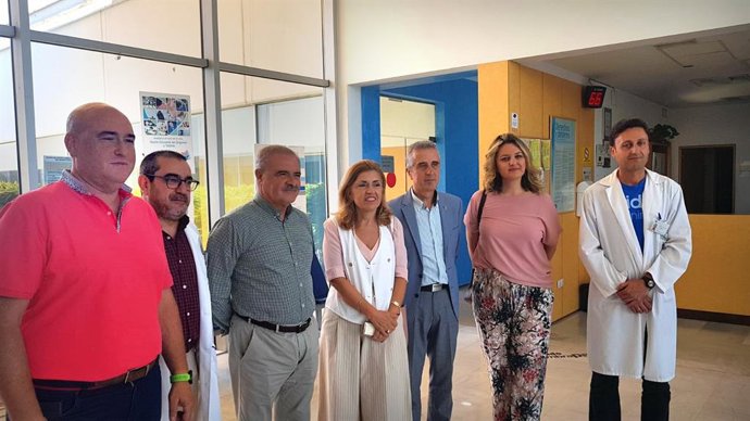 Botella (centro) visita uno de los centros de salud de Lucena