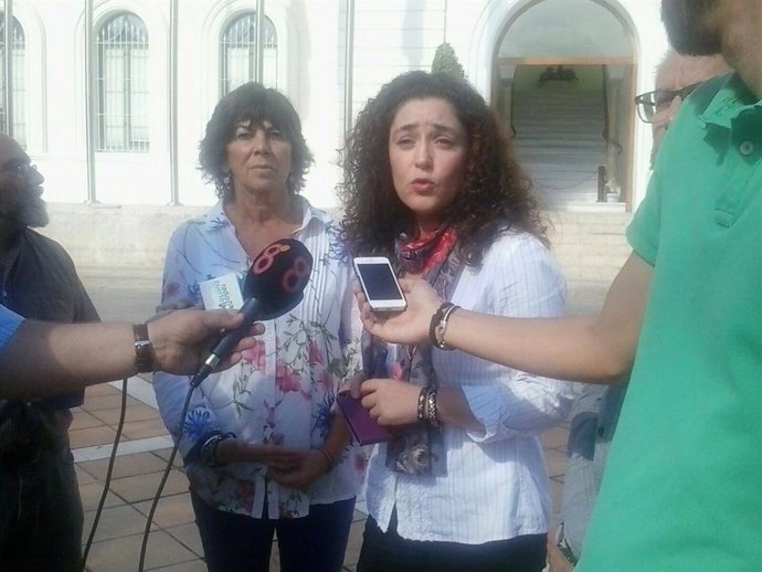 Inmaculada Nieto junto con la concejala de El Puerto de Santa María, Matilde Roselló, en la rueda de prensa