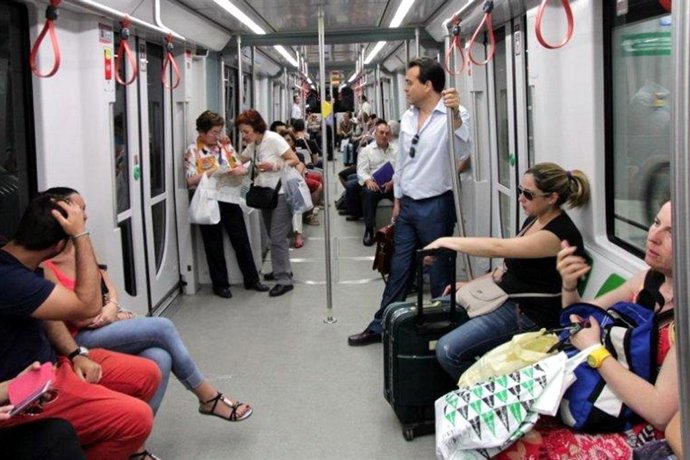 Usuarios en el Metro de Sevilla