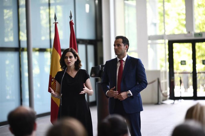 La candidata del PP a la presidencia de la Comunidad de Madrid, Isabel Díaz Ayuso y el candidato de Ciudadanos a la presidencia de la Comunidad de Madrid, Igancio Aguado, durante la rueda de prensa tras  cerrar un acuerdo a 48 horas del pleno de investi