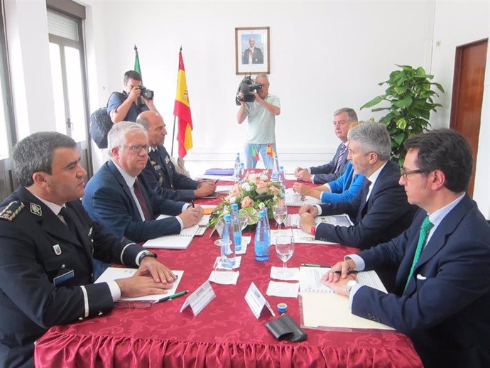 El ministro del Interior en funciones, Fernando Grande-Marlaska, y el ministro de Administración Interna de Portugal, Eduardo Cabrita, durante la reunión mantenida este lunes en Valena (Portugal)