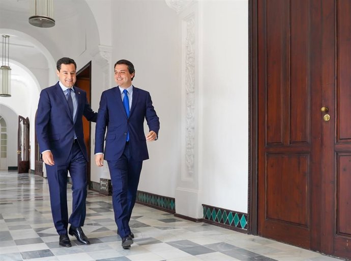 El presidente de la Junta, Juanma Moreno, se reúne con el alcalde de Córdoba, José María Bellido, en el Palacio de San Telmo.