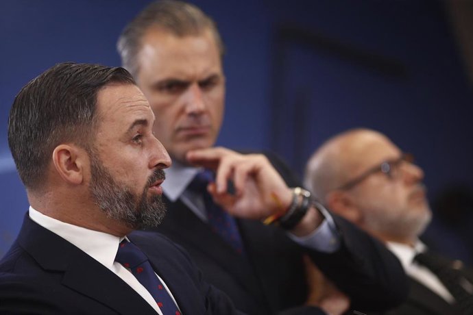 (I-D) el líder de Vox, Santiago Abascal; y el secretario general de Vox, Javier Ortega Smith; y el presidente y portavoz de la AVT (Asociación de Víctimas del Terrorismo) entre 2004 y 2008 y actual senador de Vox en Andalucía, Francisco José Alcaraz, du