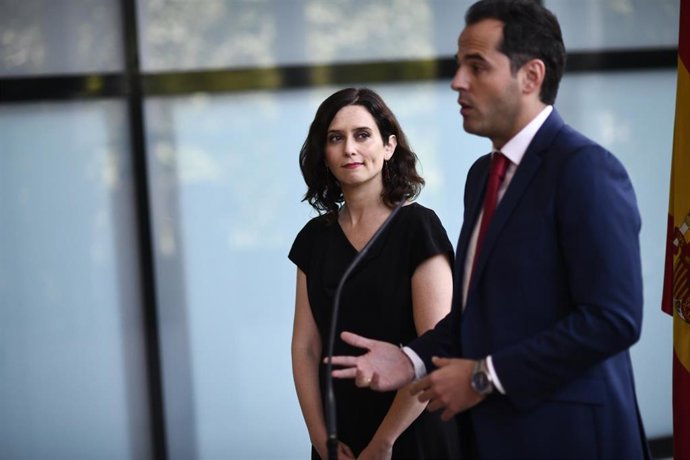 La candidata del PP a la presidencia de la Comunidad de Madrid, Isabel Díaz Ayuso y el candidato de Ciudadanos a la presidencia de la Comunidad de Madrid, Igancio Aguado, durante la rueda de prensa tras  cerrar un acuerdo a 48 horas del pleno de investi