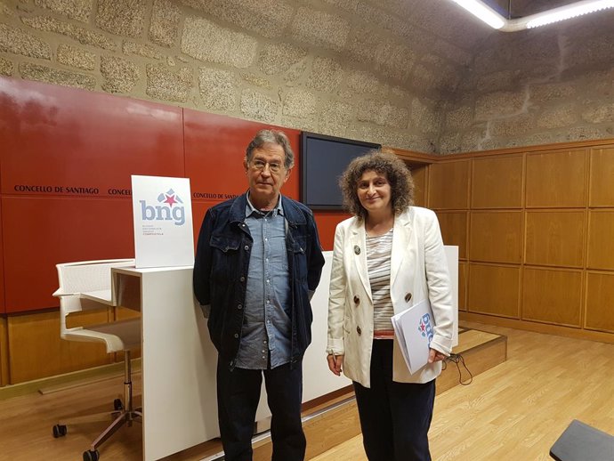 El escritor Suso de Toro y la portavoz del grupo municipal del BNG durante la presentación de la idea de proyecto cultural 'O espazo das nosas palabras'.