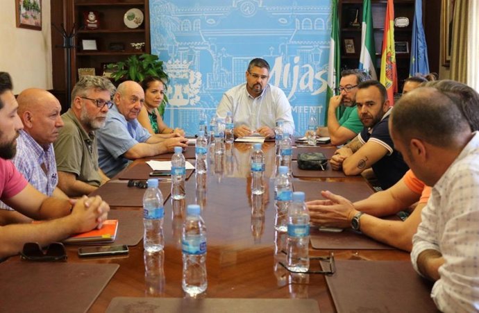 El alcalde de Mijas, Josele González (PSOE), en la reunión de negociación entre el comité de huelga de limpieza y la empresa