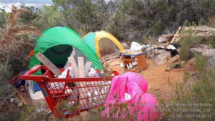 Restos de acampadas ilegales en Ibiza
