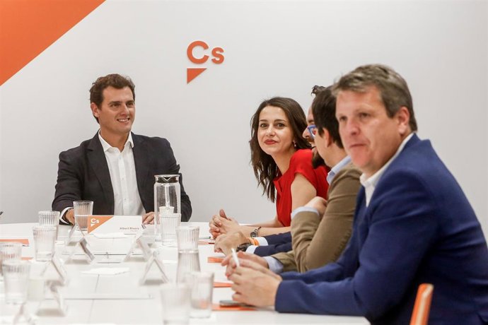 El presidente de Ciudadanos, Albert Rivera (1i); la portavoz nacional de Ciudadanos, Inés Arrimadas (2i) y el secretario de Finanzas de C's, Carlos Cuadrado (1d), durante la reunión del Comité Permanente del partido.