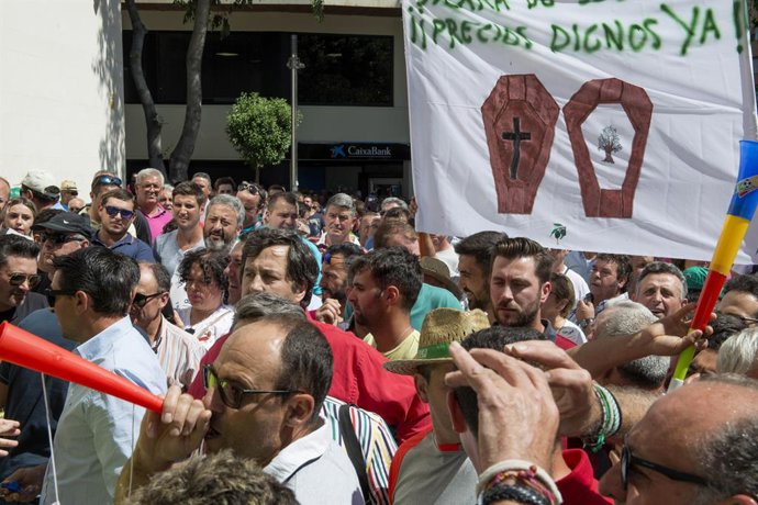COAG y UPA, apoyadas por UGT y CCOO, protestan este martes en Sevilla por los ba