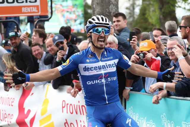 24 April 2019, Belgium, Huy: French cyclist Julian Alaphilippe of Deceuninck-Quick-Step celebrates winning the 83nd edition of the 'La Fleche Wallonne' UCI World Tour cycling race from Ans to Huy. Photo: Benoit Doppagne/BELGA/dpa
