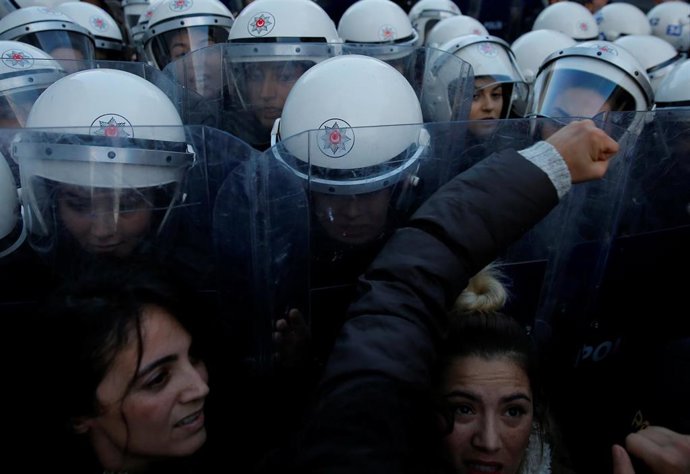 Policías antidisturbios en Turquía