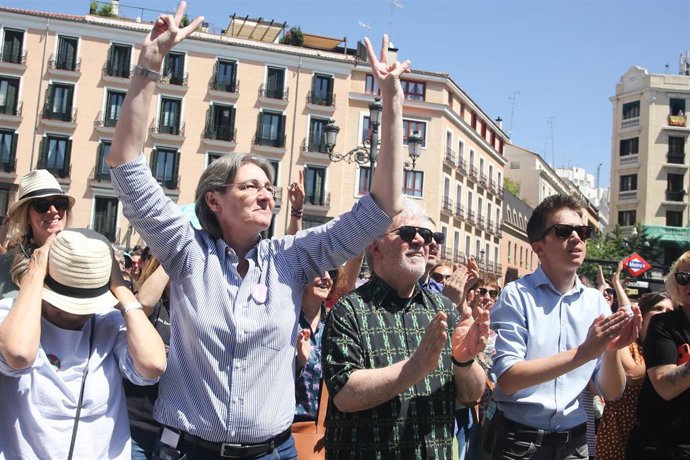 La concejala de Más Madrid Marta Higueras, el director Pedro Almodóvar y el diputado de Más Madrid Íñigo Errejón