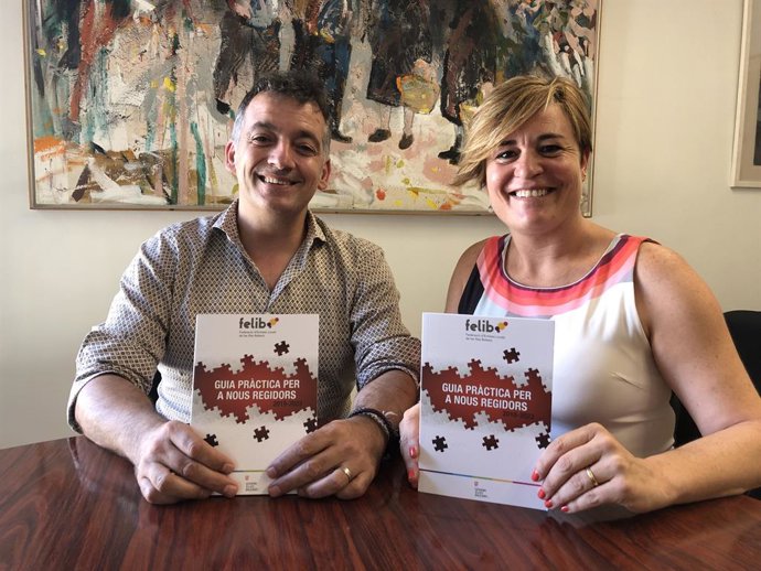 El president de la Felib, Joan Carles Verd, i la secretria general, Neus Serra, a la presentació de la guia