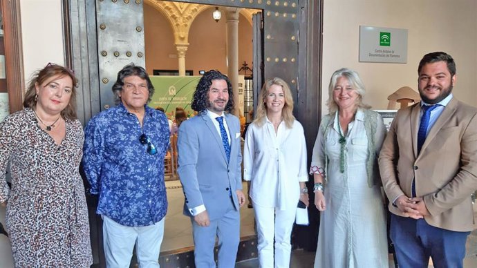 Ana Mestre, Mercedes Colombo y Miguel Rodríguez con los representantes de la primera Bienal de Cante en Jerez