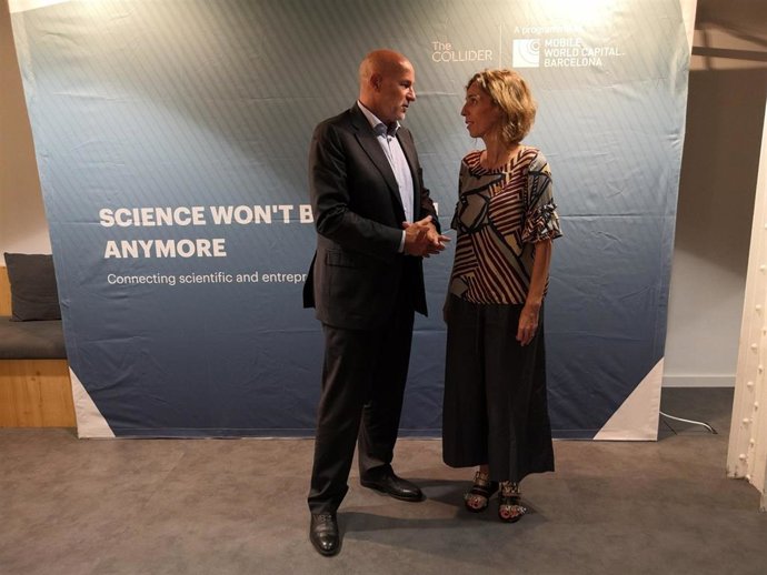 El consejero delegado de la MWCapital, Carlos Grau, y la consellera ngels Chacón.