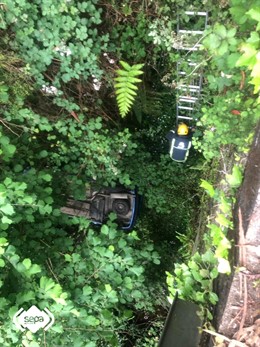 Los bomberos excarcelan al conductor de un vehículo que se salió de la vía en Valdés y cayó por un desnivel.