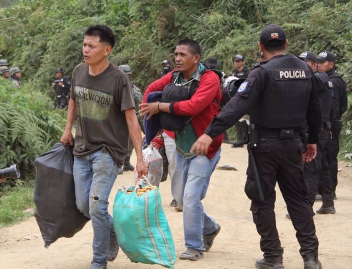 Operativo policial contra la minería ilegal en el poblado de la Merced de Buenos Aires (Ecuador)