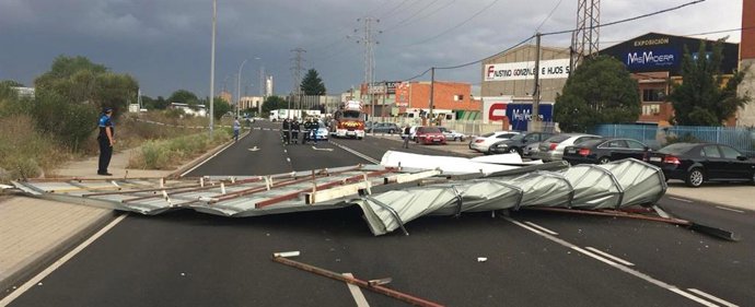 Tejado desprendido de una nave que ha caído en la calle Topacio de Valladolid.