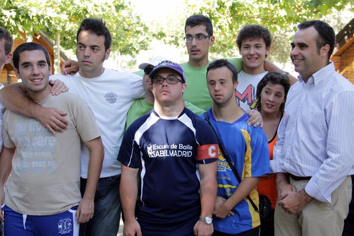 Jóvenes con discapacidad intelectual en la Ciudad Deportiva de la Diputación en Armilla (Granada) 