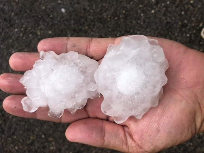 Detalle del granizo en Herce (La Rioja)