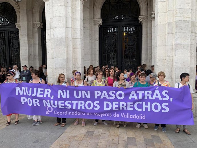 Concentración contra 'La Manada de Manresa' a las puertas del Ayuntamiento de Valladolid.