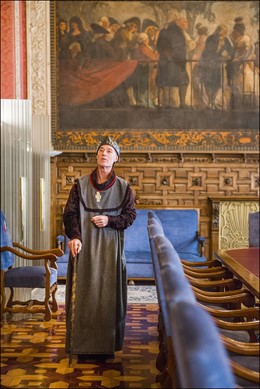 Uno de los actores que protagoniza las visitas guiadas teatralizadas al edificio de la Fundación Caja Rural de Aragón.