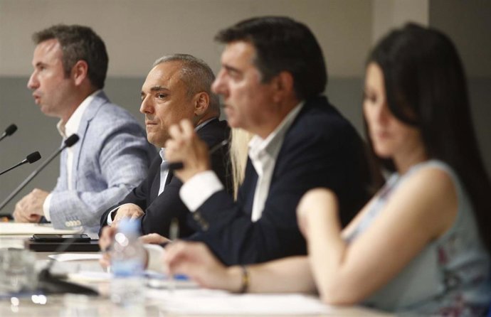 Rafael Simancas participa en la Mesa redonda sobre 'El Parlamento y sociedad en el siglo XXI' en el Curso de Verano de la Asociación de Periodistas Parlamentarios del Campus Madrid de la Universidad Rey Juan Carlos.