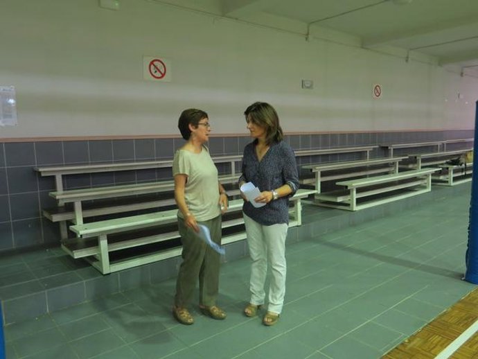 La concejala de Derechos Sociales, Regina Cairol -a la derecha_ en el pabellón la Antorxa.