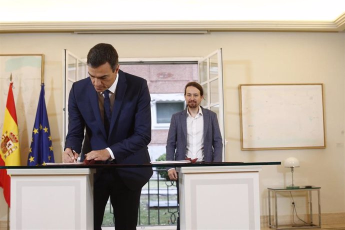El presidente del Gobierno, Pedro Sánchez, firma con el secretario general de Podemos, Pablo Iglesias, su acuerdo para los presupuestos en la Moncloa 