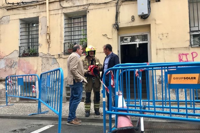 Ángel Lorén visita el edificio en el que se ha producido el derrumbe.