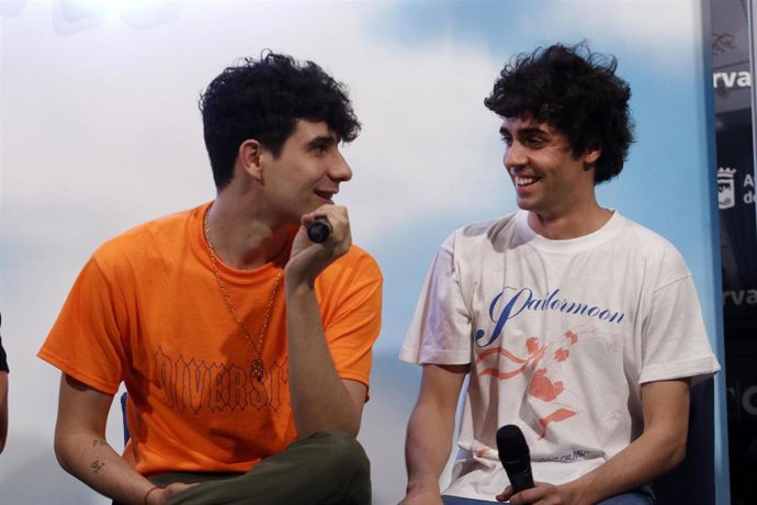 Javier Calvo ( d) Javier Ambrossi (i) (Los Javi) en la presentación en Málaga del espectáculo del musical La Llamada