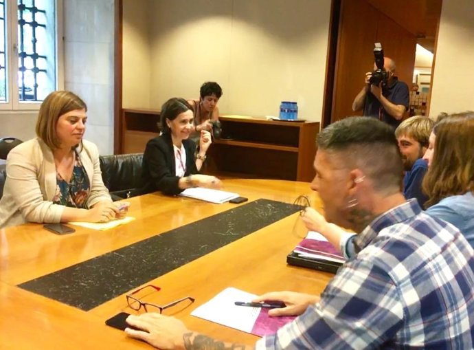 Reunión entre las diputadas del PSOE Dolores Carcedo y Gimena Llamedo y los parlamentarios de Podemos Daniel Ripa, Lorena Gil y Rafael Palacios.