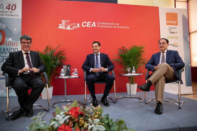 Presentación del libro 'Lo que no son cuentas son cuentos' del ex ministro Álvaro Nadal (i) acompañado del presidente de la junta, Juanma Moreno (c) y el presidente de la CEA, Javier González (d).