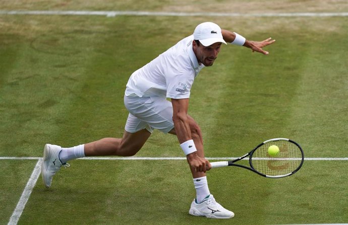 05 July 2019, England, London: Spanish tennis player Roberto Bautista Agut in action against Russia's Karen Khachanov during their men's singles round of 32 match on day five of the 2019 Wimbledon Grand Slam tennis tournament at the All England Lawn Ten