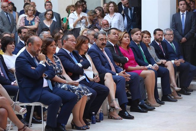 Los diez consejeros que acompañarán a García-Page en el Ejecutivo de Castilla-La Mancha, durante el acto en el que han tomado posesión