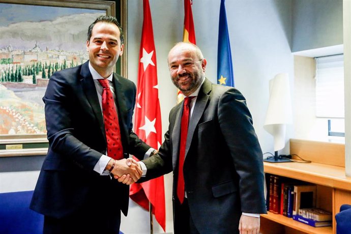 El portavoz de Ciudadanos en el Parlamento regional, Ignacio Aguado (i), se reúne con el presidente de la Asamblea de Madrid, Juan Trinidad.