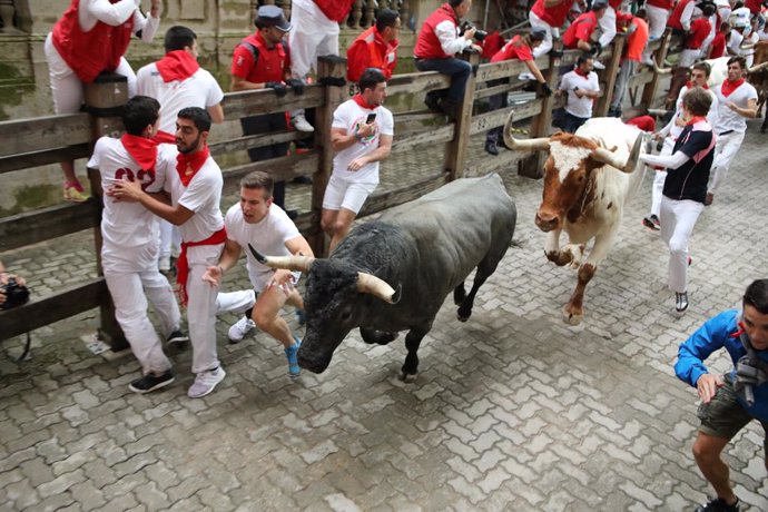 San Fermín.- Encierro veloz y agrupado de los toros de José Escolar en Pamplona,