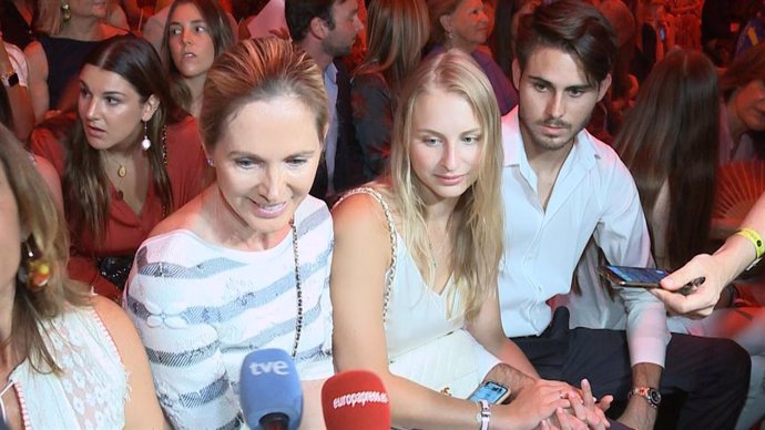 Miguel Iglesias presume de madre y de novia en el desfile de Ágatha Ruiz de la P
