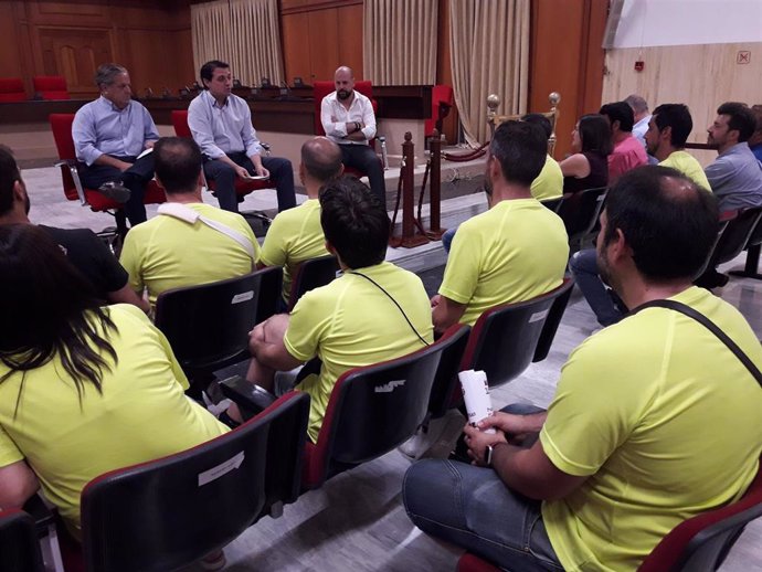 Un momento de la reunión de los trabajadores de ABB con el alcalde de Córdoba en el Salón de Plenos del Ayuntamiento