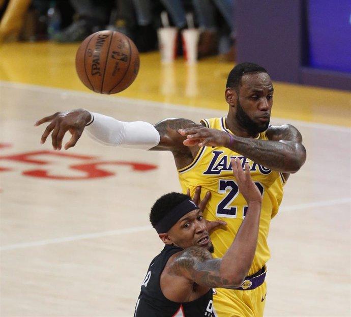 26 March 2019, US, Los Angeles: Los Angeles Lakers' LeBron James (R) in action during the NBA basketball match between Los Angeles Lakers and Washington Wizards at the STAPLES Center. Photo: Ringo Chiu/ZUMA Wire/dpa