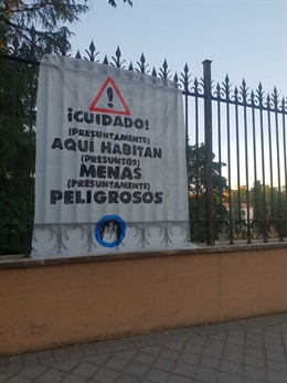 Cartel de la organización Hogar Social Madrid en los centros de menores no acompañados.