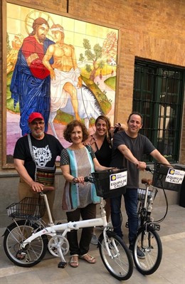 El Equipo de Calle de Jesús Abandonado inicia su trabajo con una nueva herramienta, 'la bicicleta callejera'
