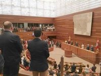 Minuto de silencio en las Cortes por el crimen de Salas