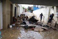 Tafalla limpia de barro y escombros las calles tras la inundación y evalúa los daños