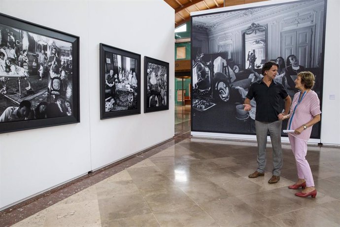 La directora general de Cultura, Eva Ranea, ha presentado las exposiciones de Bernardo Aja y Mingo Venero, incluidas en PhotoEspaña Santander