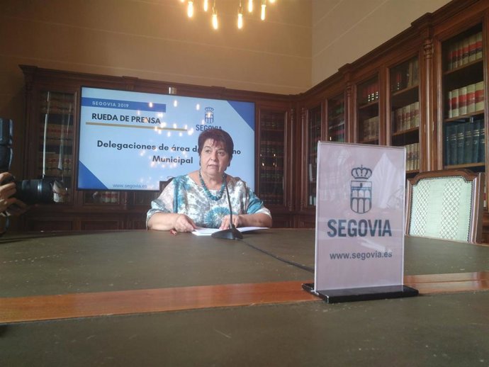 La alcaldesa de Segovia, Clara Luquero, comparece ante los medios.