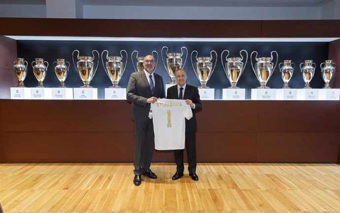 El presidente del Real Madrid, Florentino Pérez, firma un acuerdo con Telefónica