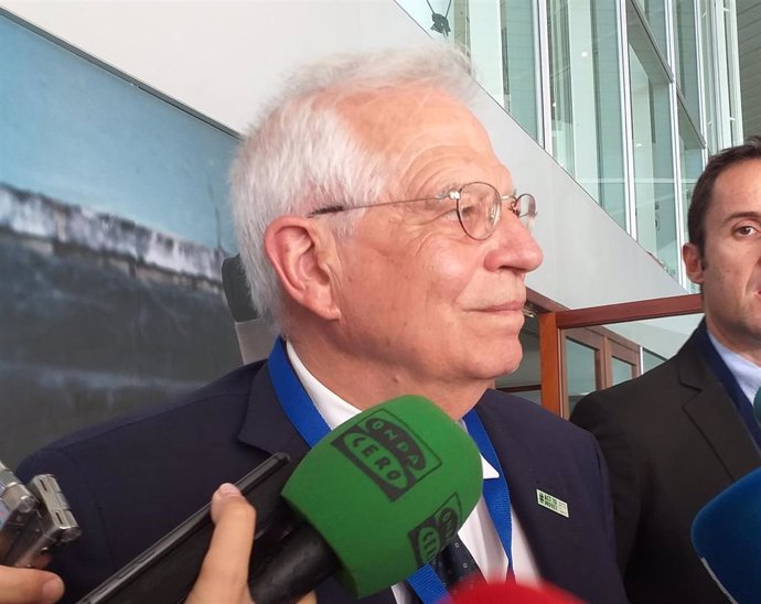 El ministro español de Asuntos Exteriores en funciones, Josep Borrell, atiende a los medios en Palma